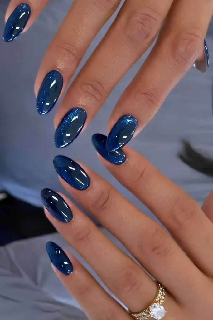 Almond Navy Blue Cat Eye Mani That Looks Elegant