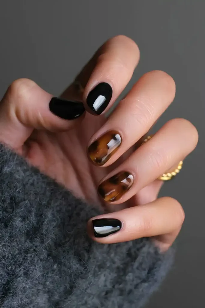 Black Nails With Tortoise Shell Details for a Trendy Autumn Look