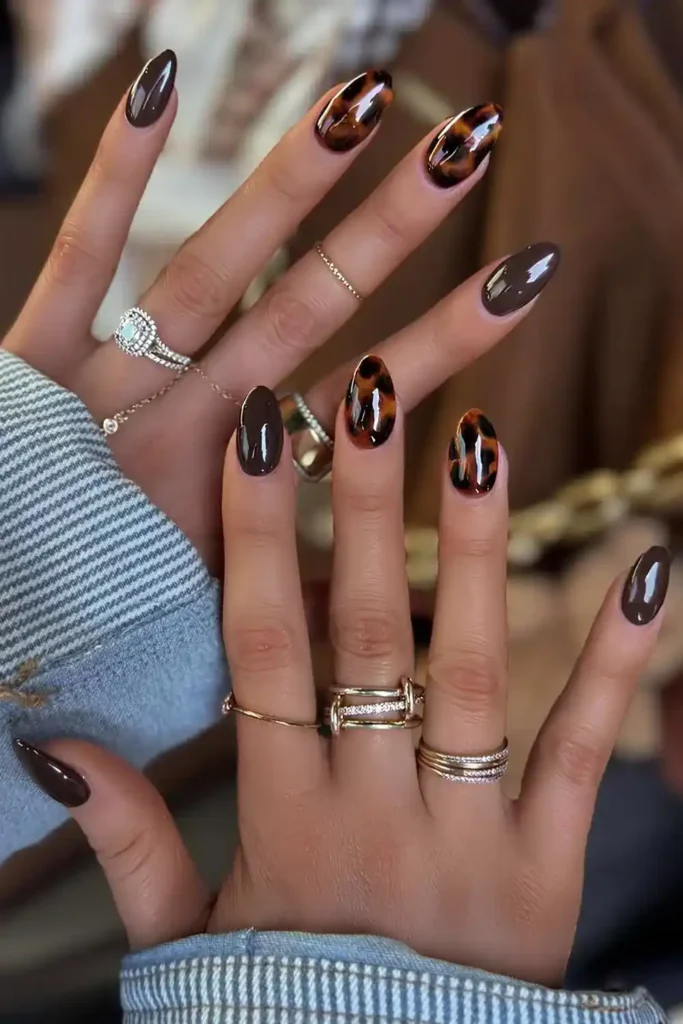 Brown Mani With Tortie Shell Pattern for a Trendy Fall Look