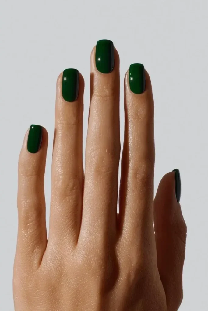 Dark Emerald Green Nails That Make a Sophisticated Statement