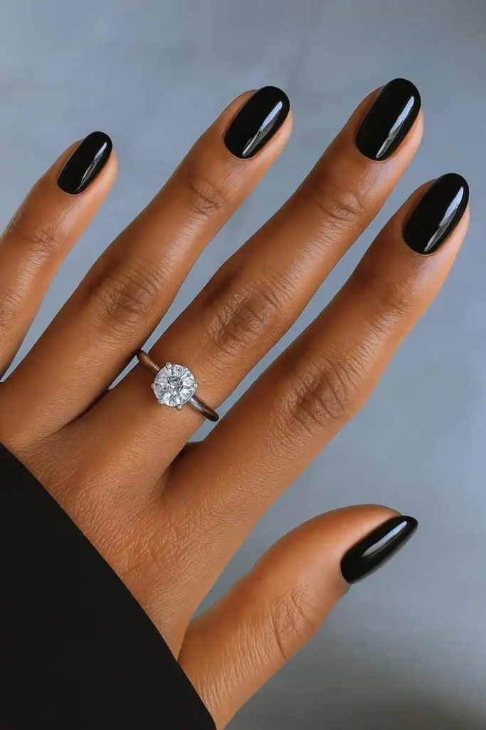 Elegant Oval Black Manicure That Never Goes Out of Style