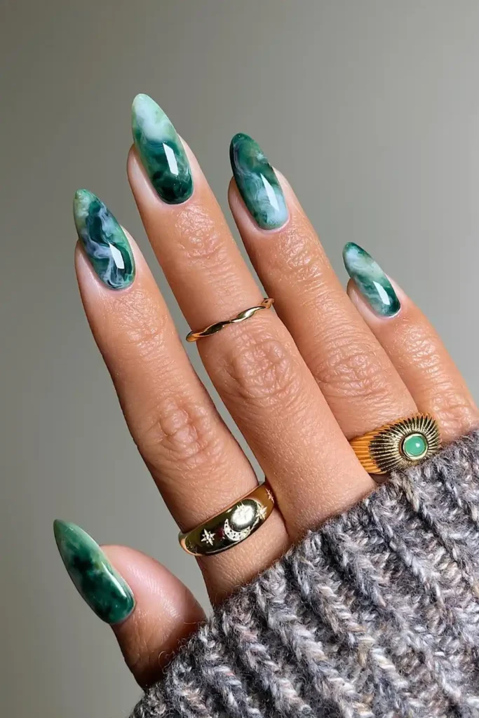 Emerald Green Marble Mani That Looks Rich and Elegant