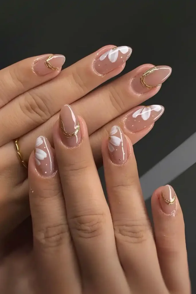 Mauve Nails With Gold and Daisy Accents You'll Want to Copy