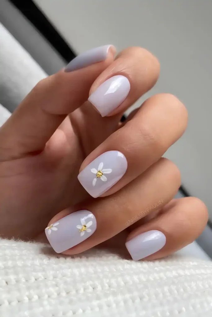 Periwinkle Daisy Manicure With a Sweet Floral Touch
