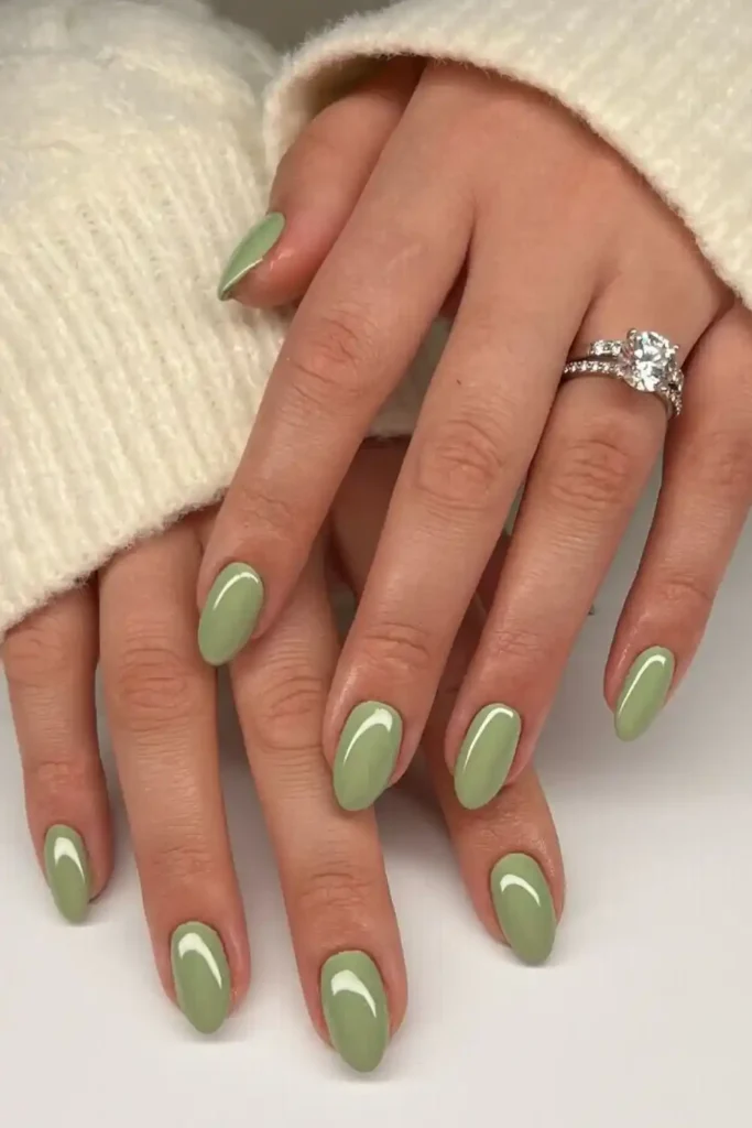 Sage Green Manicure for an Elegant Everyday Look