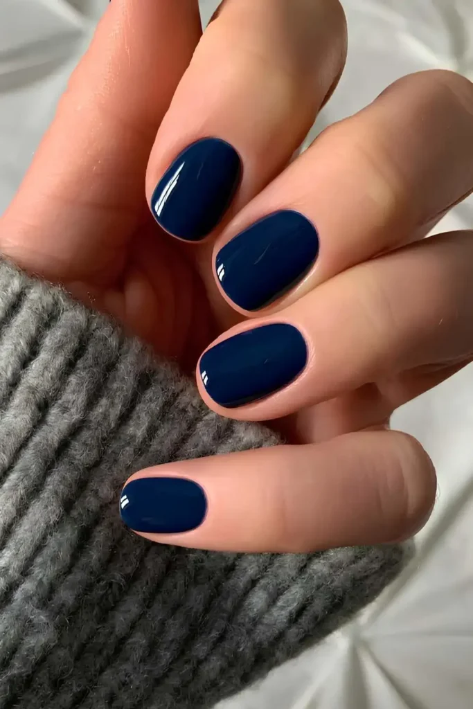 Short and Solid Navy Blue Manicure for a Chic Minimal Look