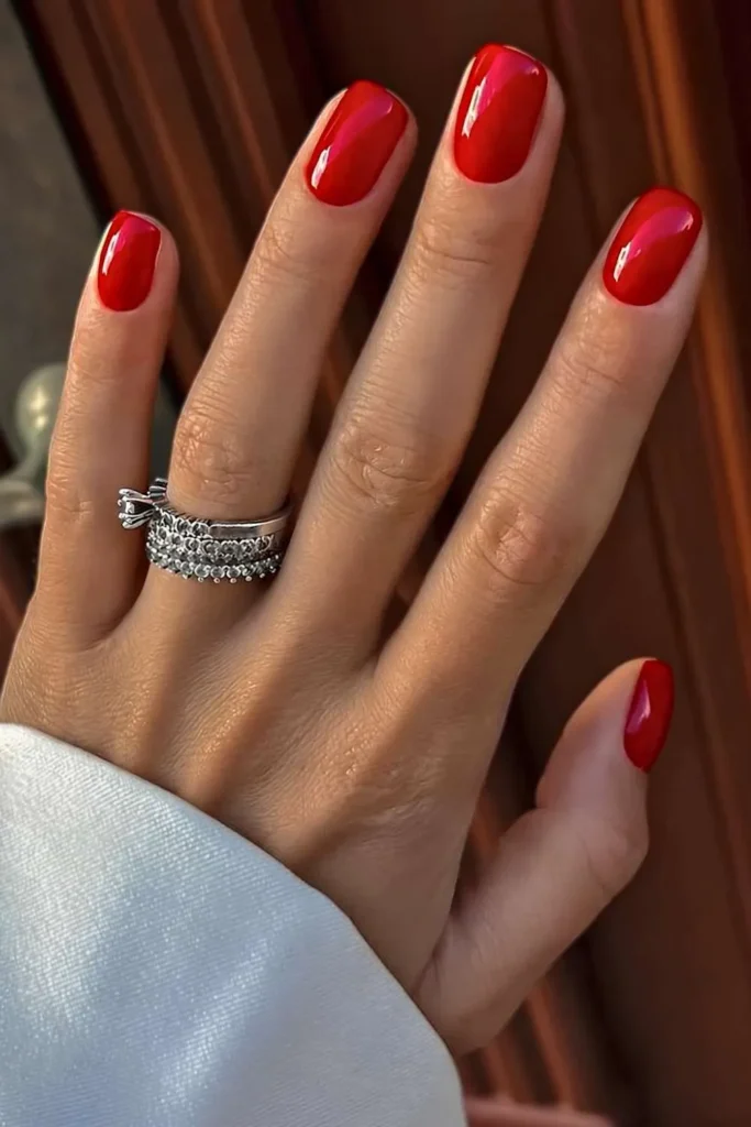 Short Classic Red Manicure That Never Goes Out of Style