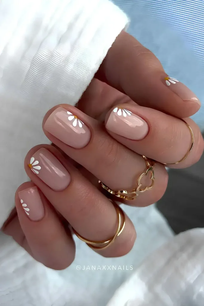 Short Daisy Nails for a Fresh Floral Look
