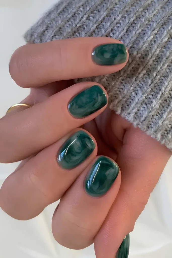 Short Emerald Green Marble Manicure With a Sophisticated Touch