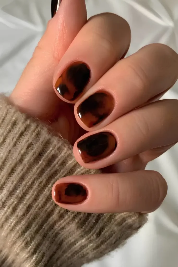 Short Tortoise Shell Manicure That Never Goes Out of Style