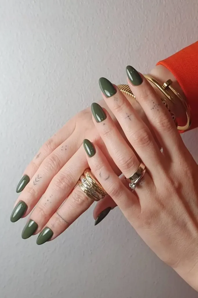 Solid Hunter Green Manicure That Never Goes Out of Style