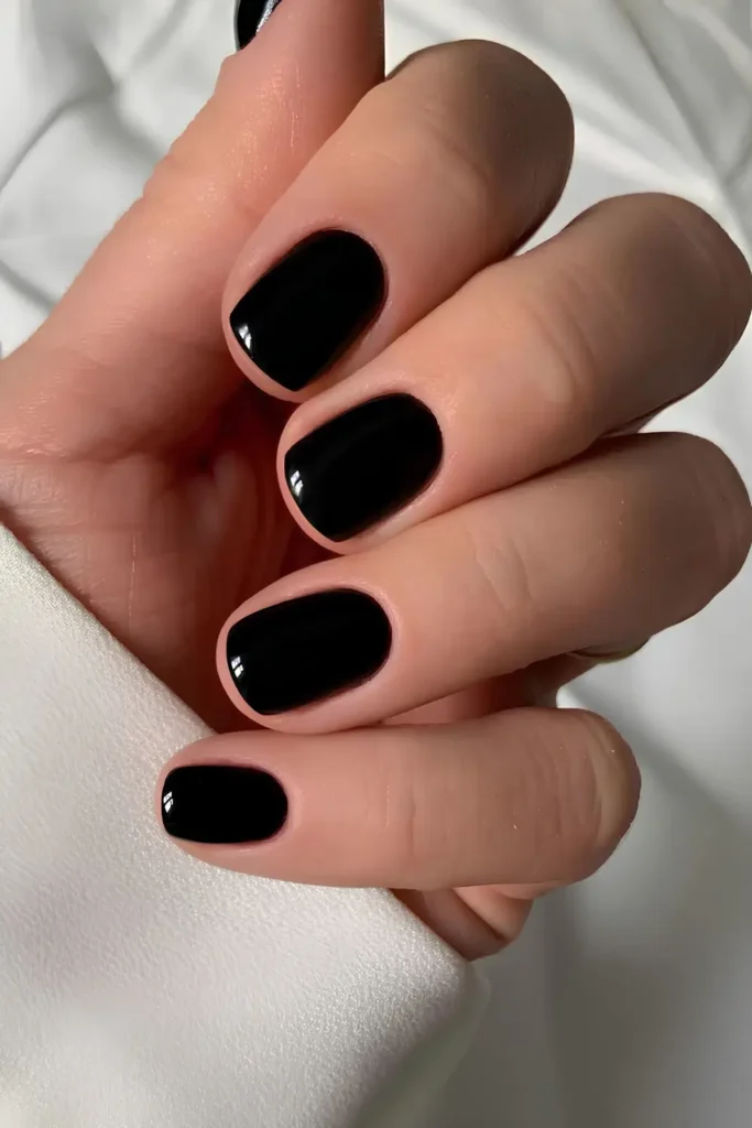 Solid Short Black Manicure That Never Goes Out of Style
