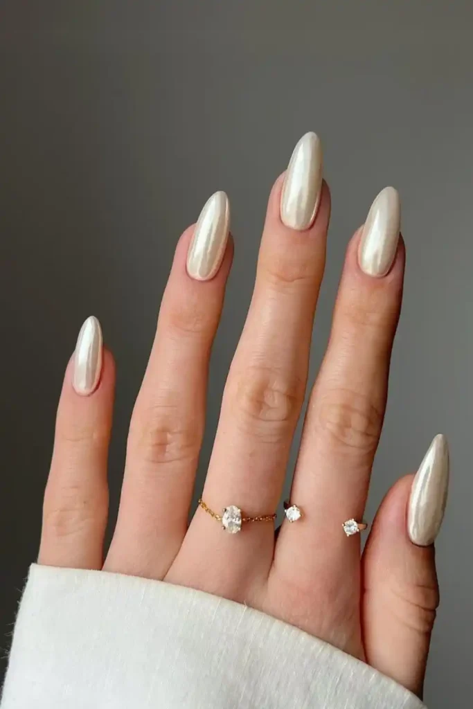 Vanilla Chrome Nails That Feel Soft and Luxurious