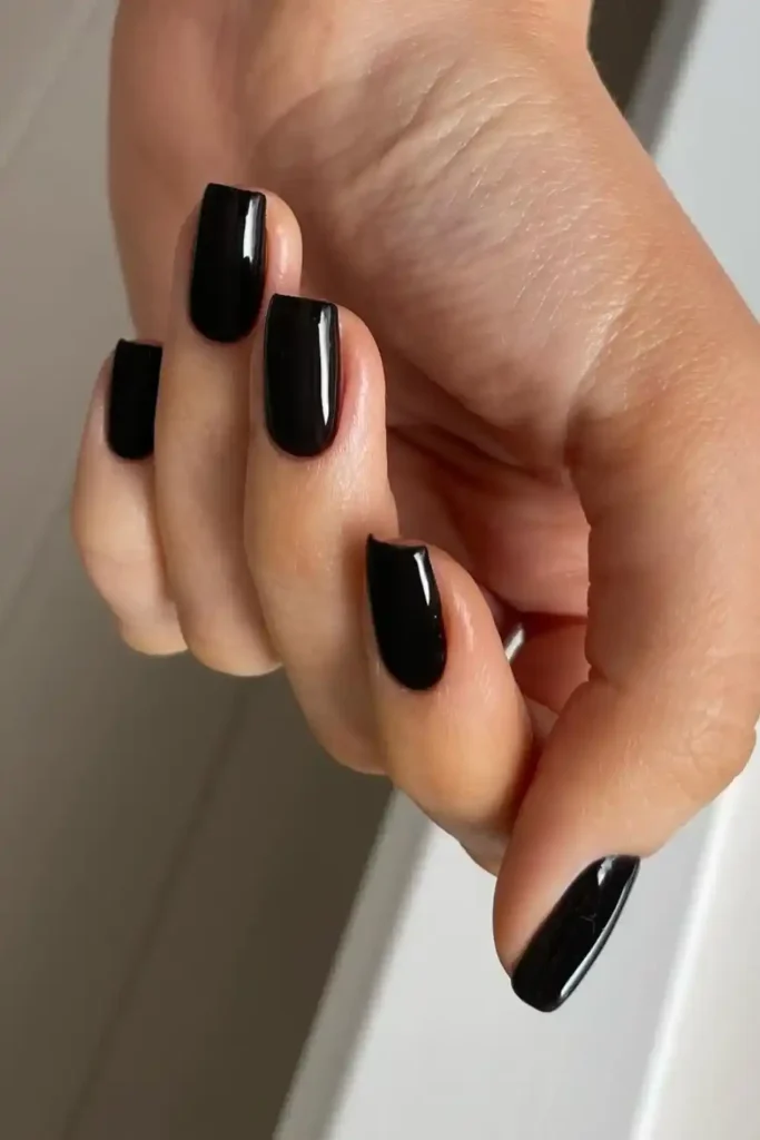 Black Nails That Make a Bold Style Statement